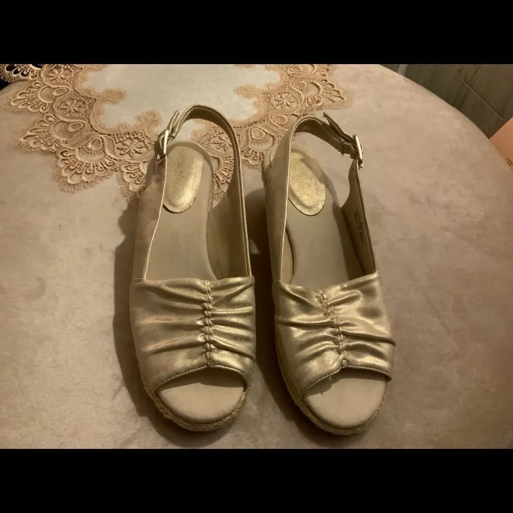 8.5W Gold Easy Street Espadrilles EUC